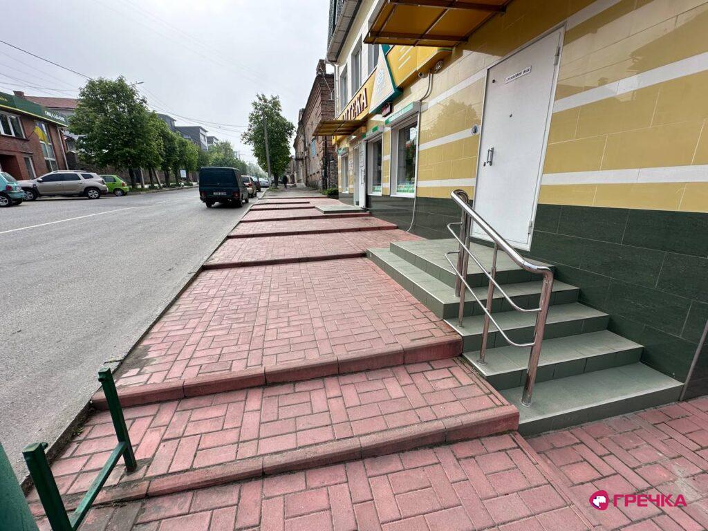 тротуар зі сходинками порушує норми ДБН