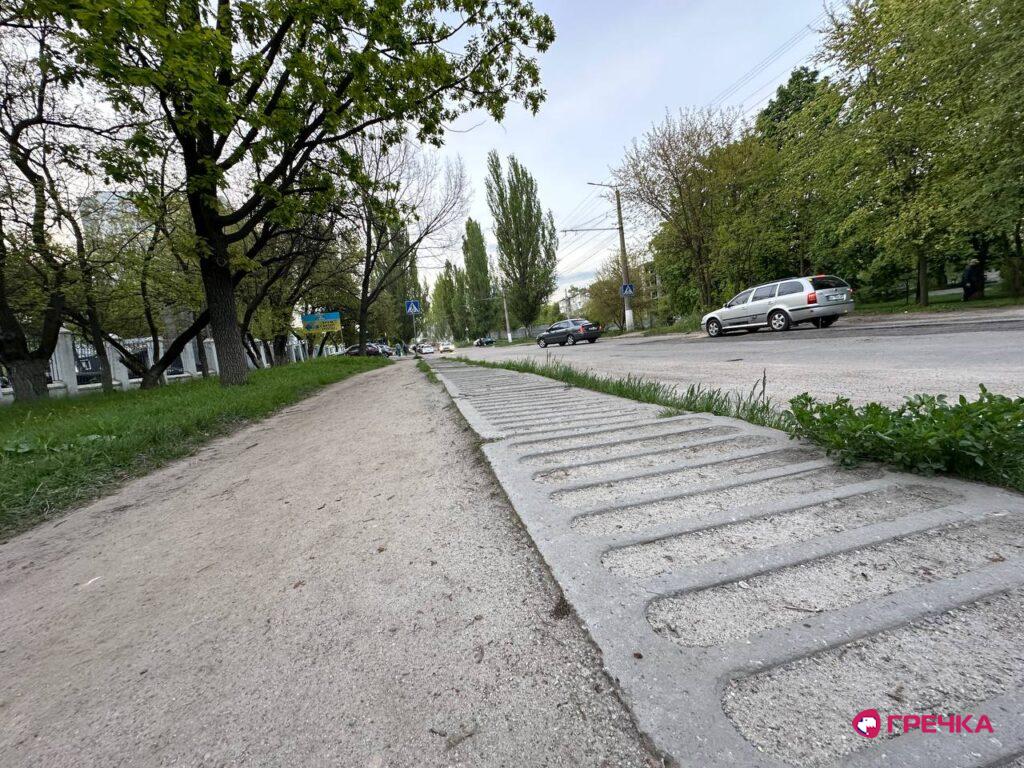 тротуар з нерівностями незруручний і небезпечний