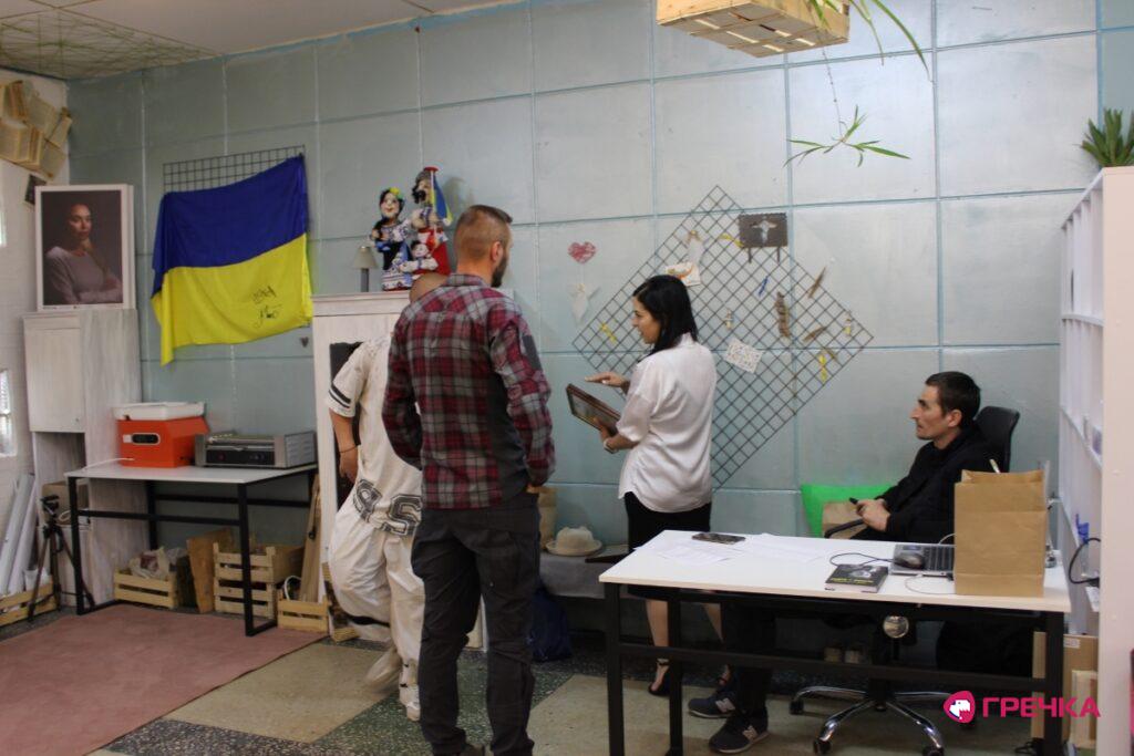Простір хоробрих блакитні стіни