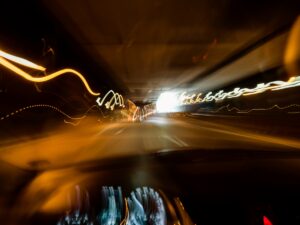 П’яний водій за кермом дорога розмито