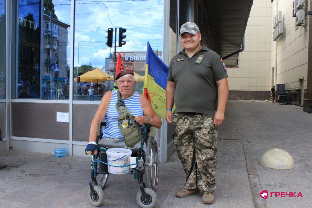 волонтер дядя Гриша Янченко з військовим