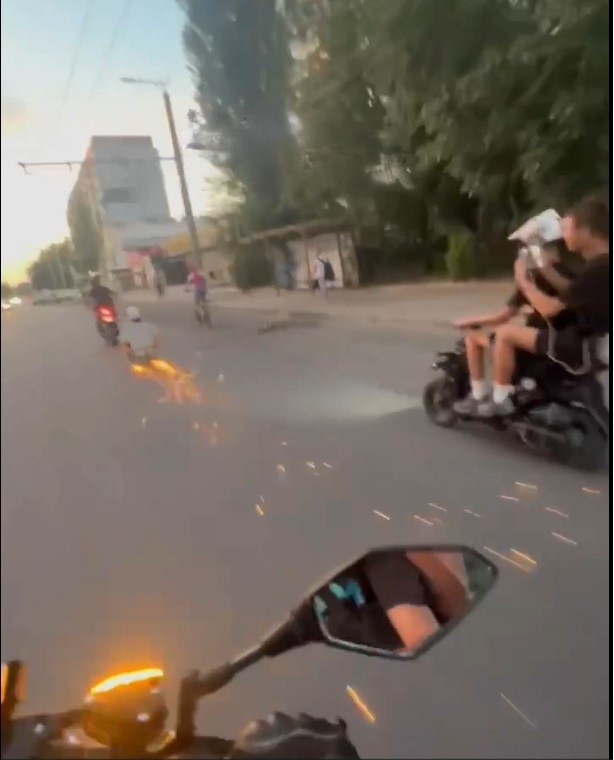 сані по асфальту