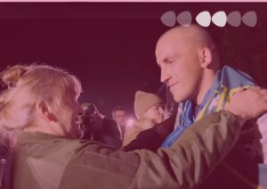 зустріла з полону сина