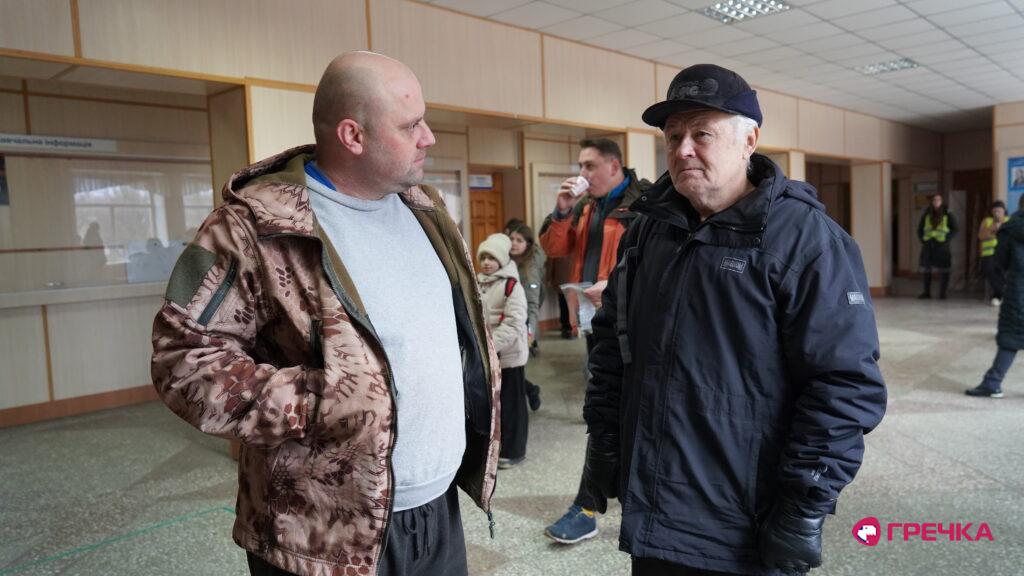 Ігор Мойсеєнко з тренером Віктором Ткаченком. Орієнтування у приміщенні університету у Кропивницькому
