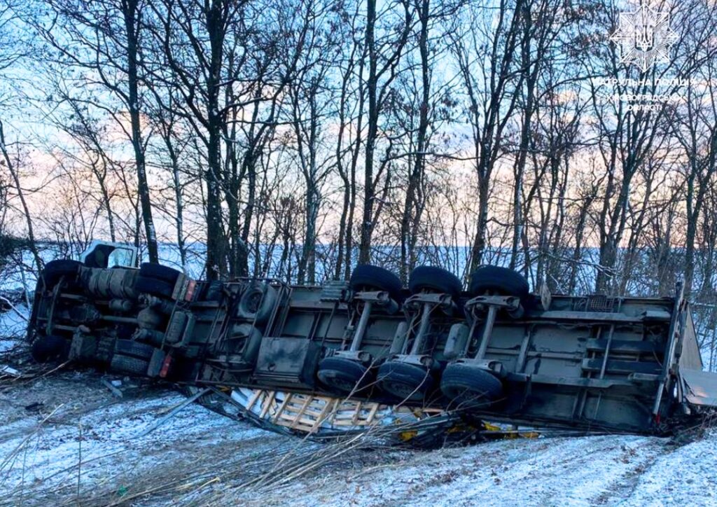 Вантажівка перекинулася у Кропивницькому районі