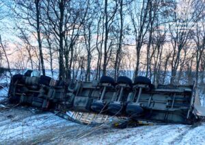 Вантажівка перекинулася у Кропивницькому районі
