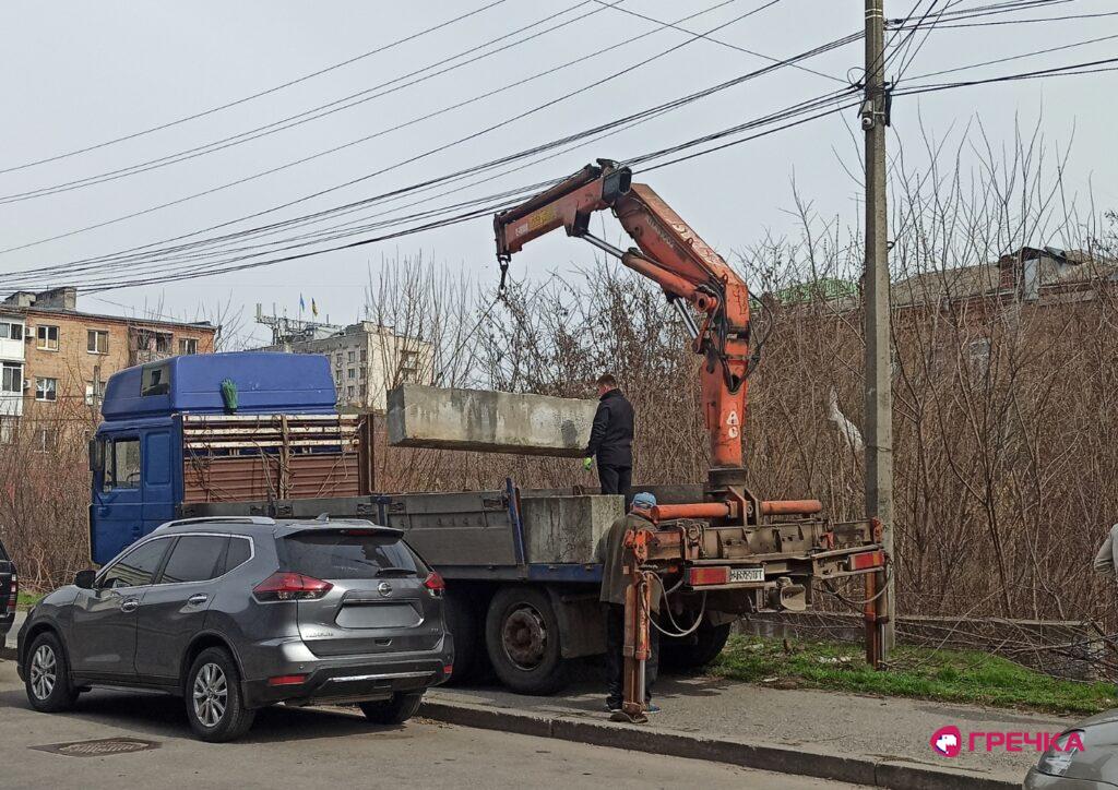 ділянка центр Чорновола бетонні блоки