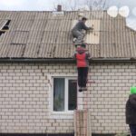 пошкоджені будинки ремонтують ракетного удару