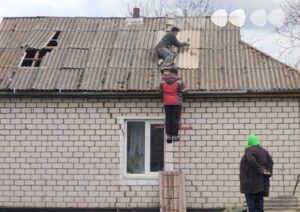 пошкоджені будинки ремонтують ракетного удару