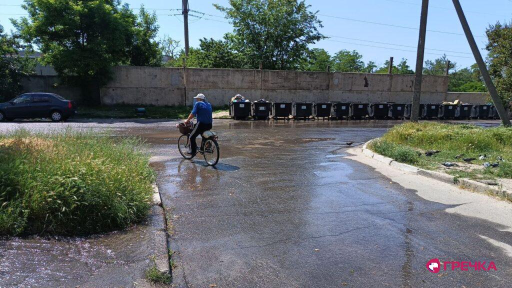 пориви фонтани води з люків