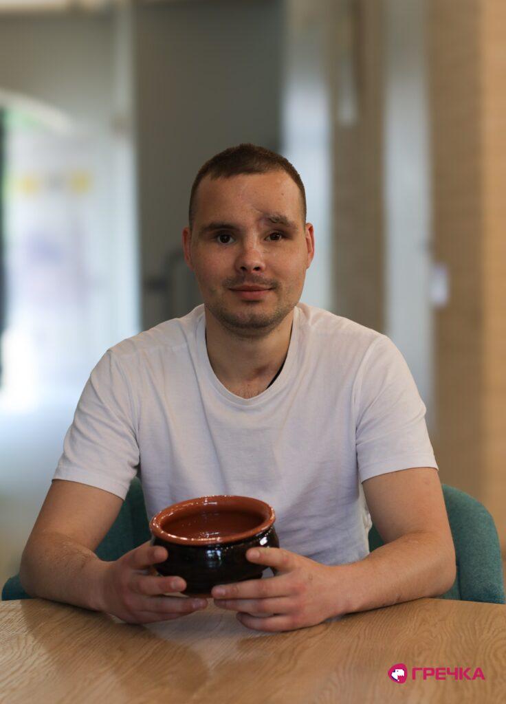 Антон Богач незрячий ветеран що вчиться гончарству