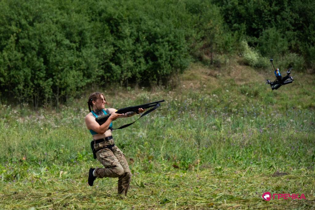 дівчина збиває дрон з рушниці
