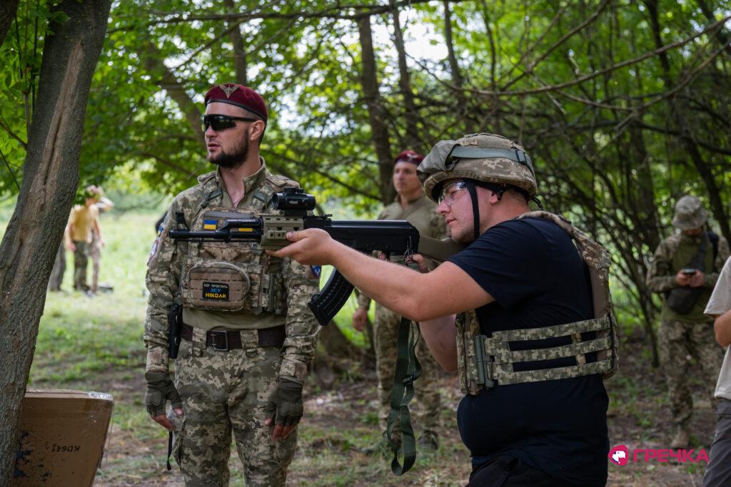 стріляє по путіну