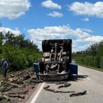 вантажівка з дровами трасі