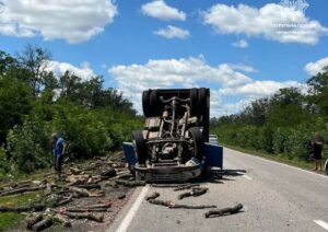 вантажівка з дровами трасі