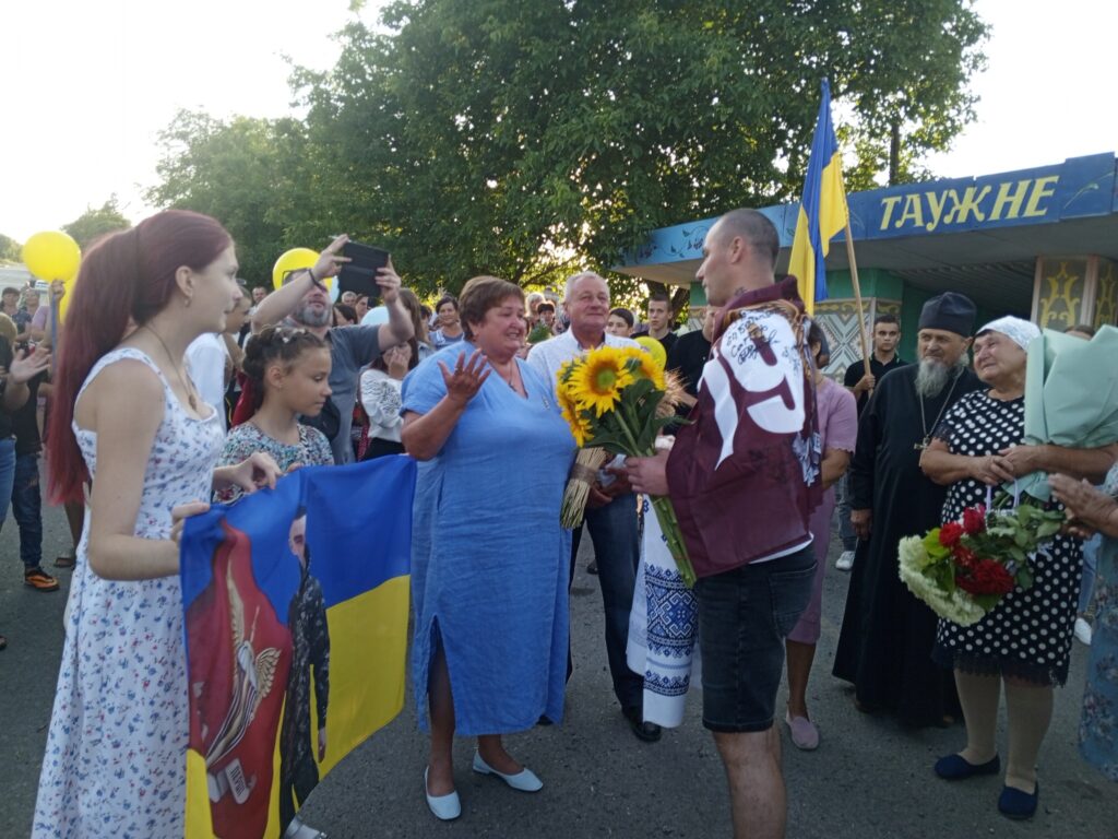зустріли з полону