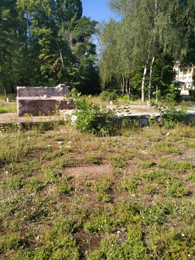 сквер постамент Кондакова