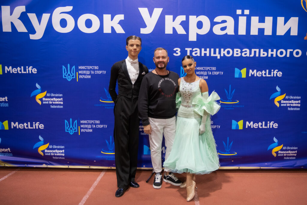Ігор Спінул з парою учасників змагань