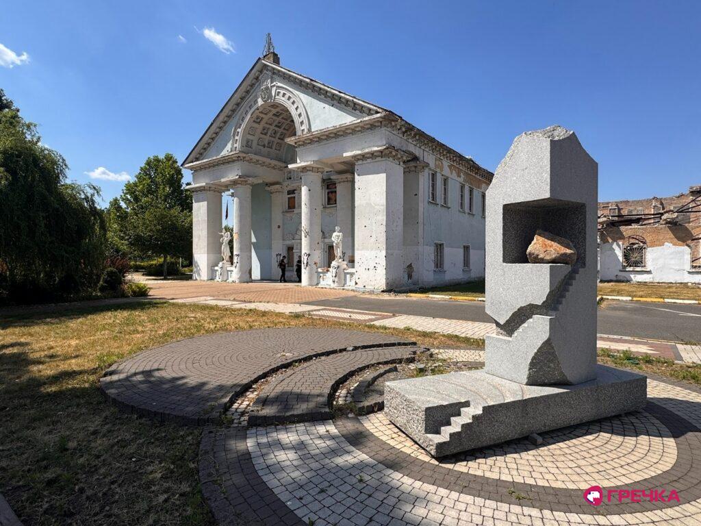 Будинок культури й скульптура Йошіо Яґі. Ірпінь 2025