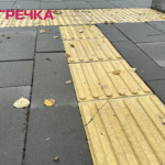 Потріскана плитка біля ЦНАПу у Кропивницькому