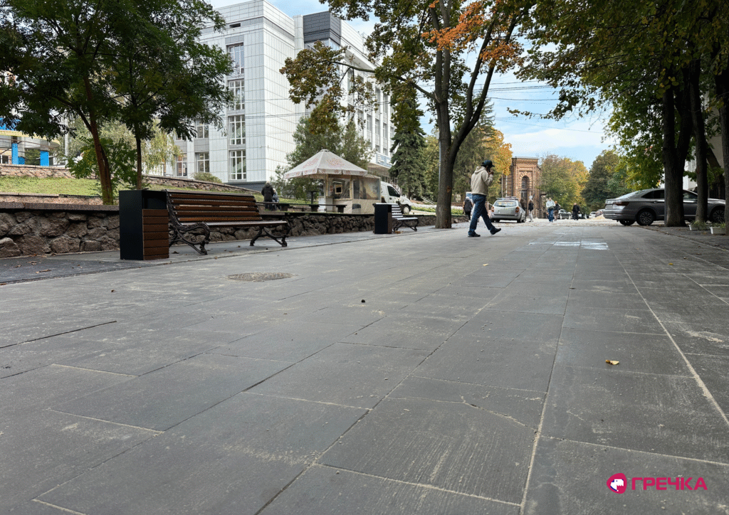 Плитка потріскалася на маршруті безбарʼєрності