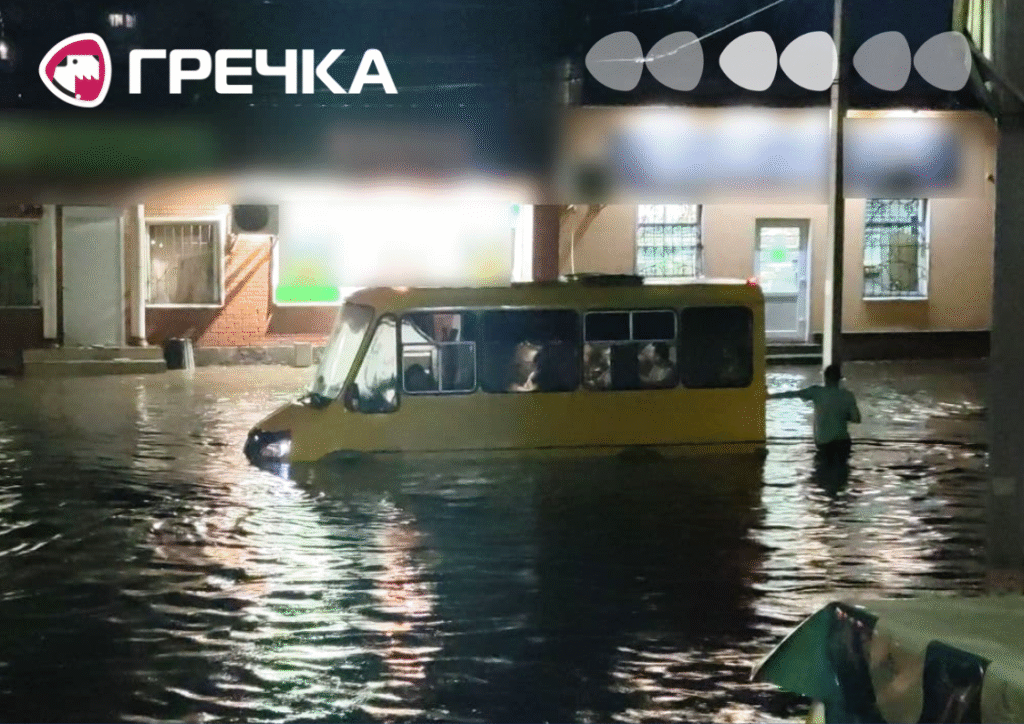 Ковалівка затоплює злива авто маршрутка у воді