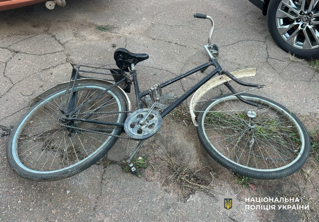 В Олександрії легковик збив велосипедиста