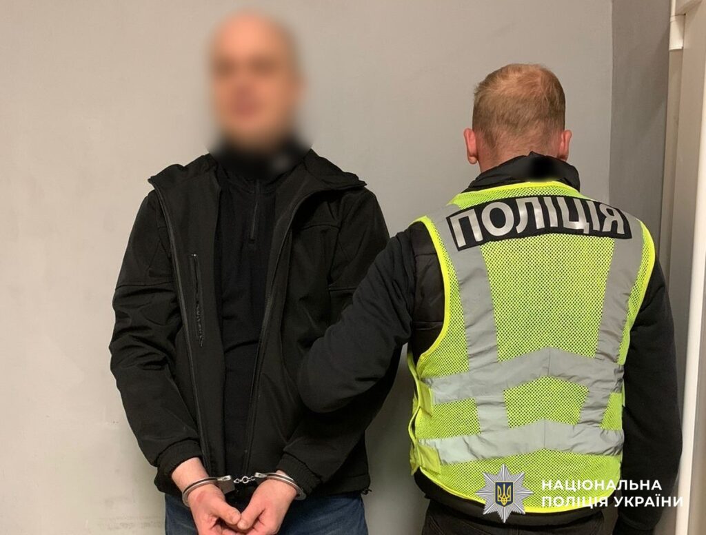вдарив ножем поліцейського