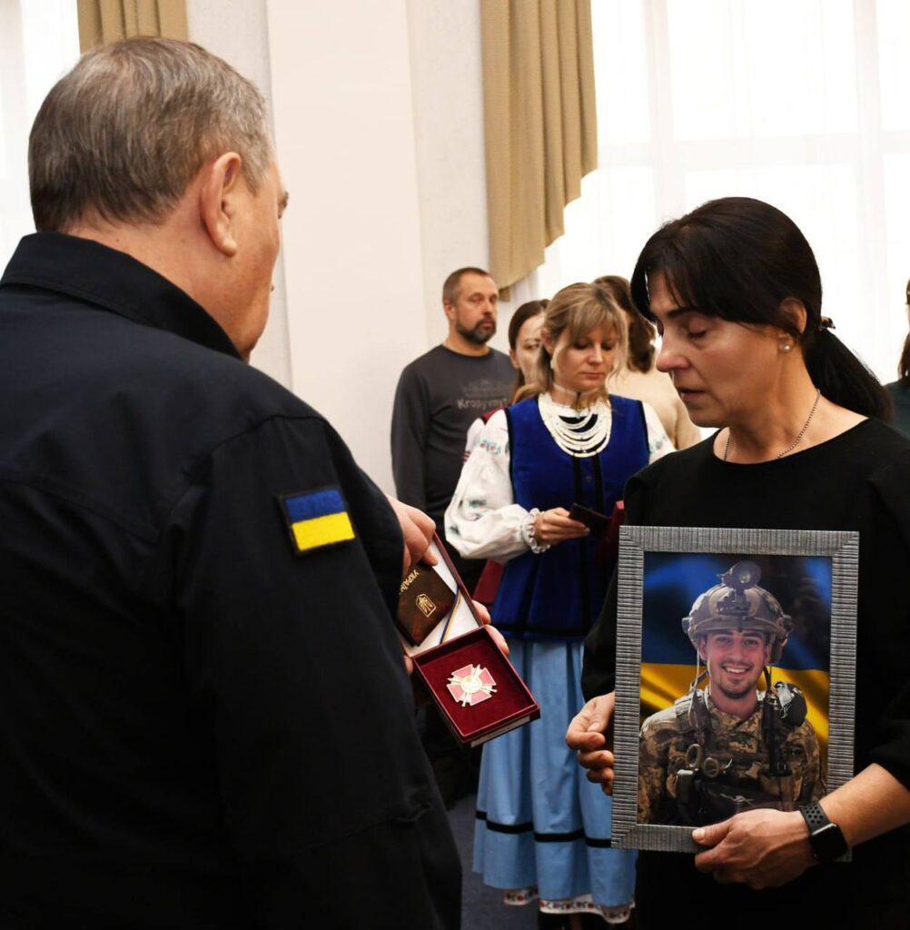 Матері полеглого воїна Фарида Ліпченка передали посмертну нагороду сина
