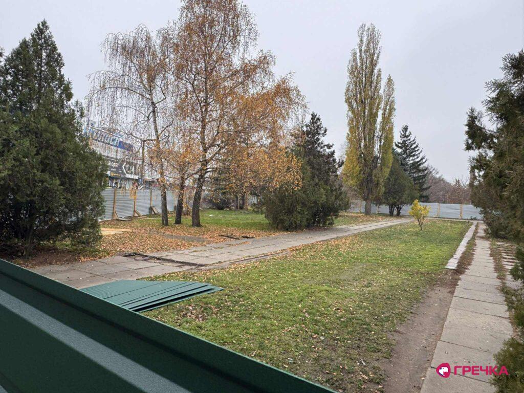 Що за парканом у сквері Слави