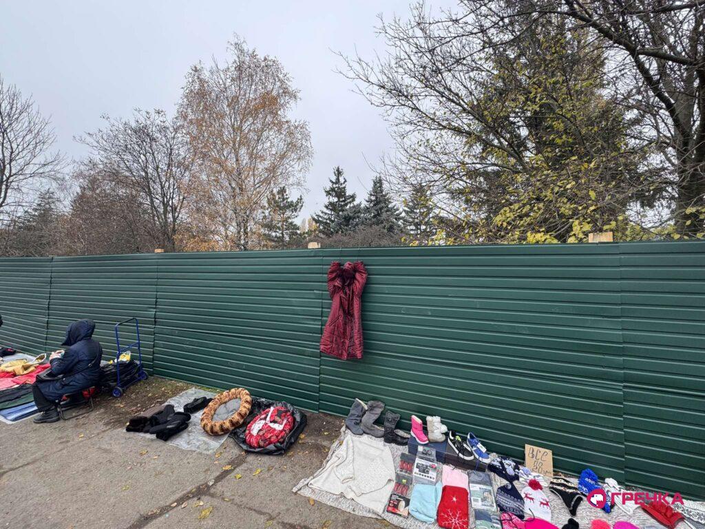 Будівельний паркан у сквері Слави
