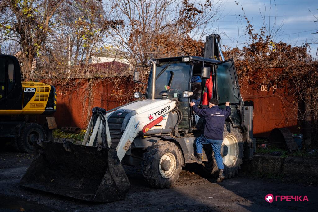 Екскаватор на подвірʼї кропивницького водоканалу