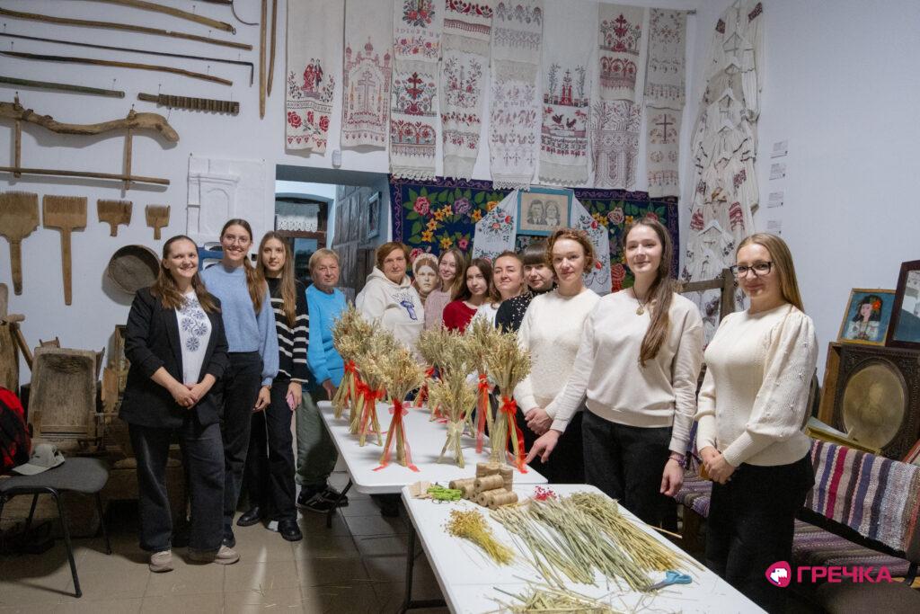 Учасниці майстер-класу з плетіння дідуха