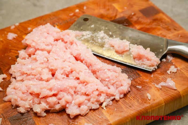 Наріжте куряче філе для рублених котлет