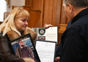 Матері полеглого воїна Володимира Красюка передали посмертну нагороду сина