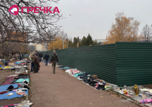У сквері Слави встановили будівельний паркан