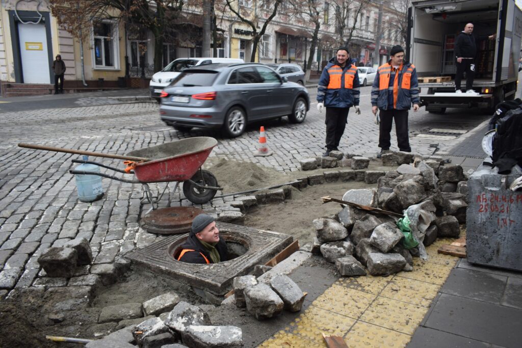 бруківку міняють