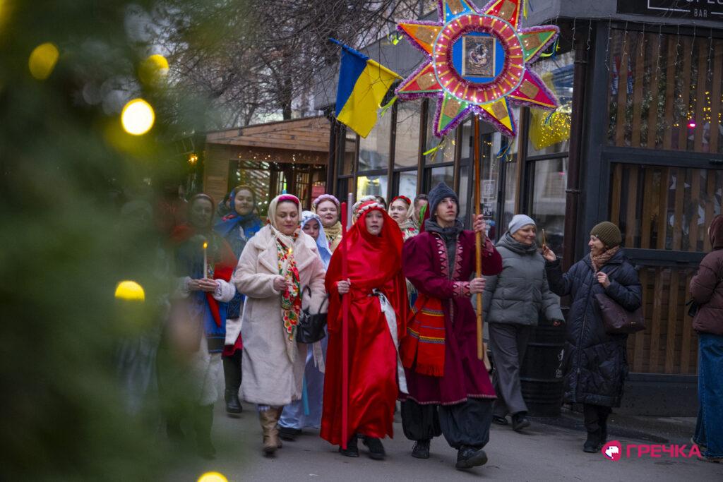 Колядувальники пройшли ходою по вулиці Театральній