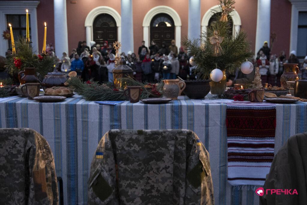 Символічний різдвяний стіл на честь полеглих і полонених воїнів