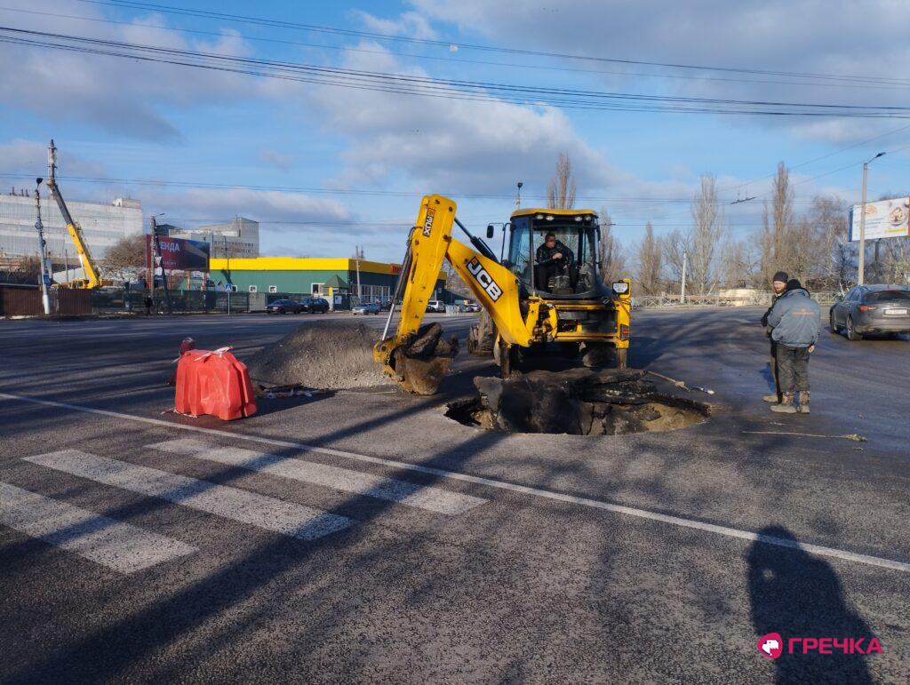 Обвалився асфальт біля Ковалівського мосту