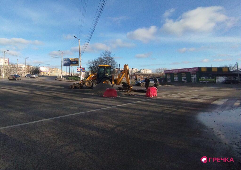 Провалля посеред дороги біля Ковалівського мосту