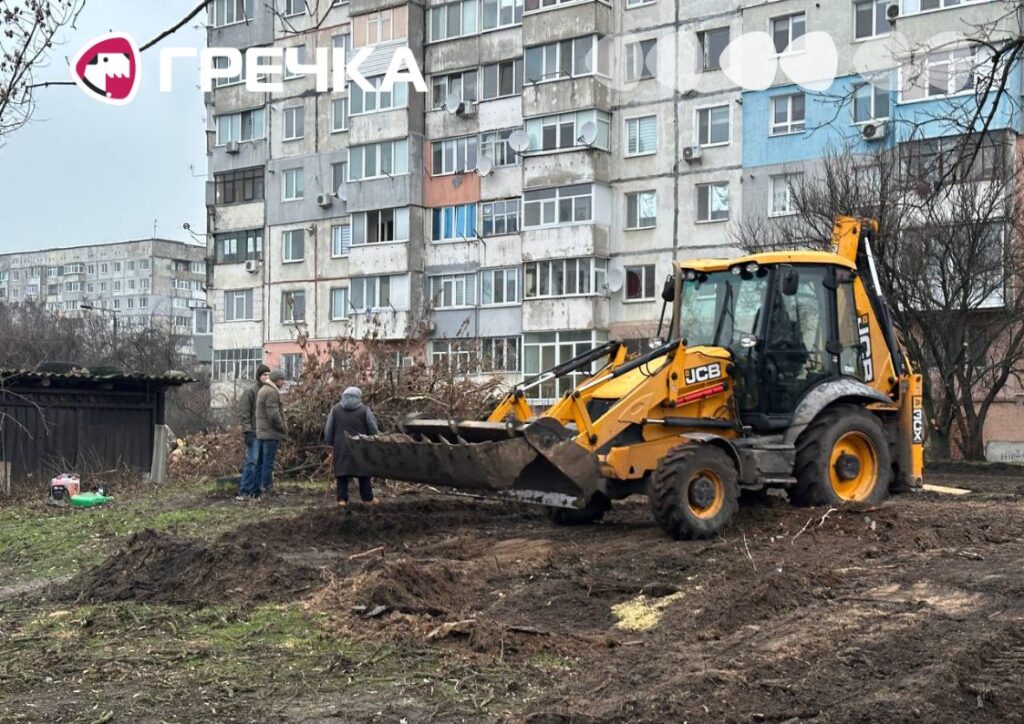 паркан під вікнами багатоповерхівки Ковалівці будівництво