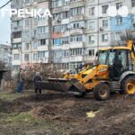 паркан під вікнами багатоповерхівки Ковалівці будівництво