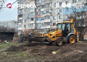 паркан під вікнами багатоповерхівки Ковалівці будівництво