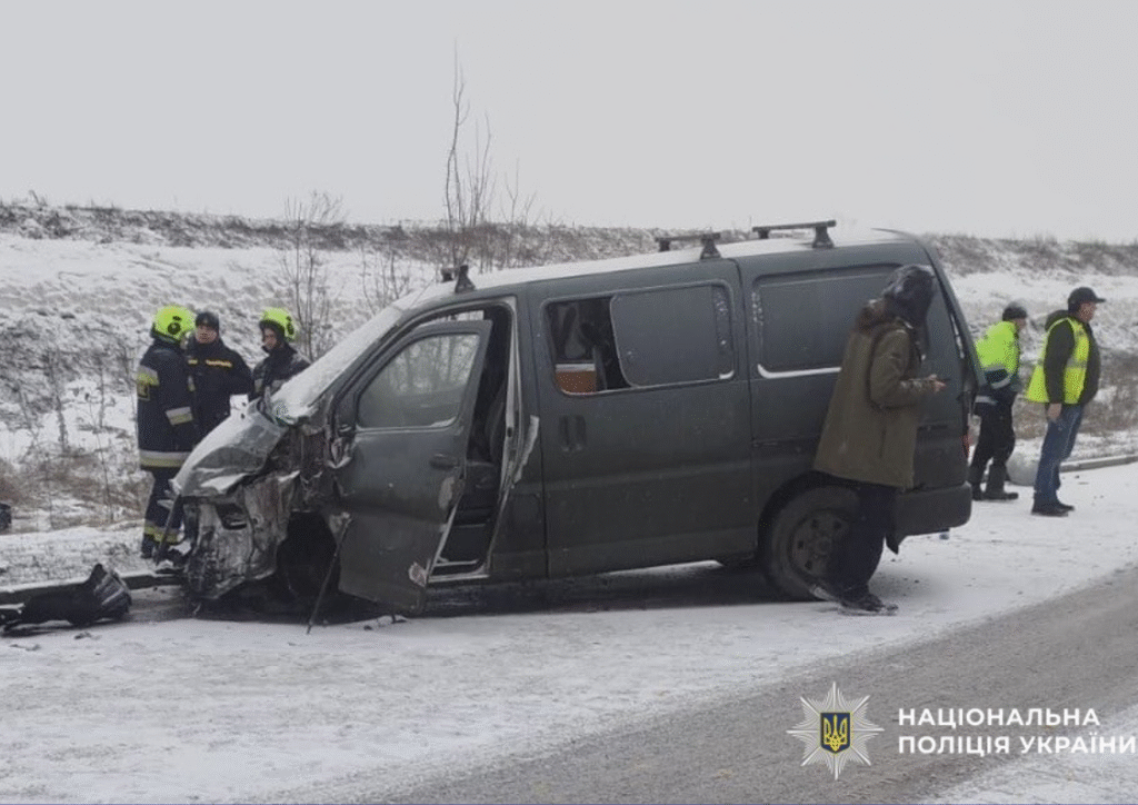 ДТП трасі мінівен пʼятеро постраждали