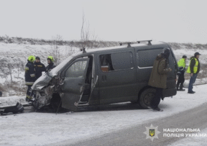 ДТП трасі мінівен пʼятеро постраждали