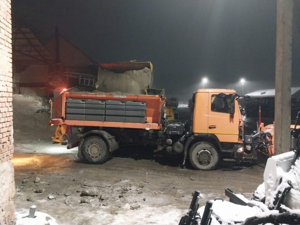 техніка посипані дороги у Кропивницькому протиожеледною сумішшю