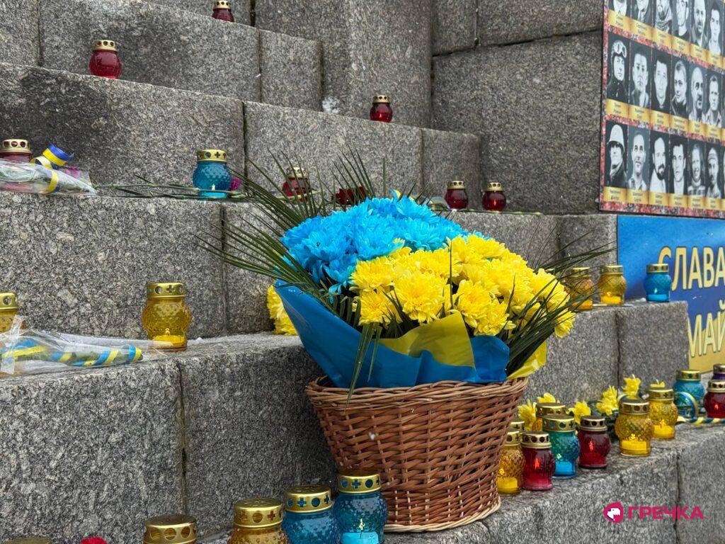 встановлення лампадки зі свічками до меморіалу Героям Небесної Сотні