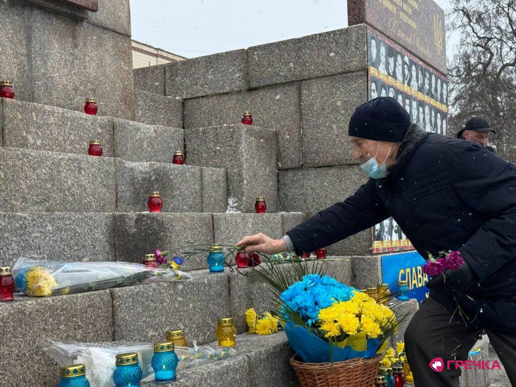 встановлення лампадки зі свічками до меморіалу Героям Небесної Сотні