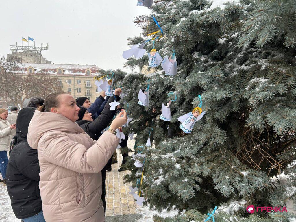 На деревах у центрі міста розвішали символічних паперових янголів